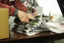 「ボランティアデイ」 領収書発送&ボランティア新年会 レポート 4 三つ折り手元