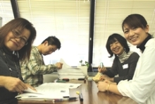 「ボランティアデイ」 領収書発送&ボランティア新年会 レポート 7 4人笑顔