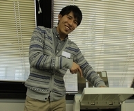 「ボランティアデイ」 領収書発送&ボランティア新年会 レポート 8 大学生Mくん三折り機